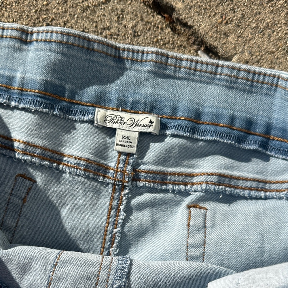 The Pioneer Woman Light Blue Cropped Jeans with Red Embroidery new w/tags XXL - Picture 3 of 12
